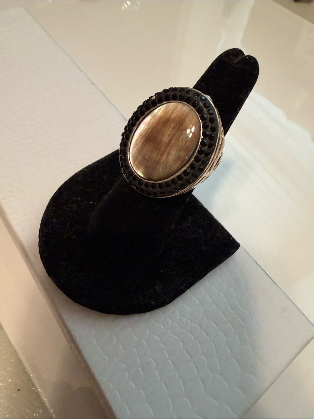 Vintage Art Deco Oval mother of pearl and Sterling cocktail ring - Picture 3 of 9